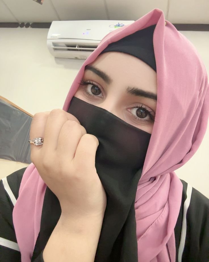 Black hijab girl Pic