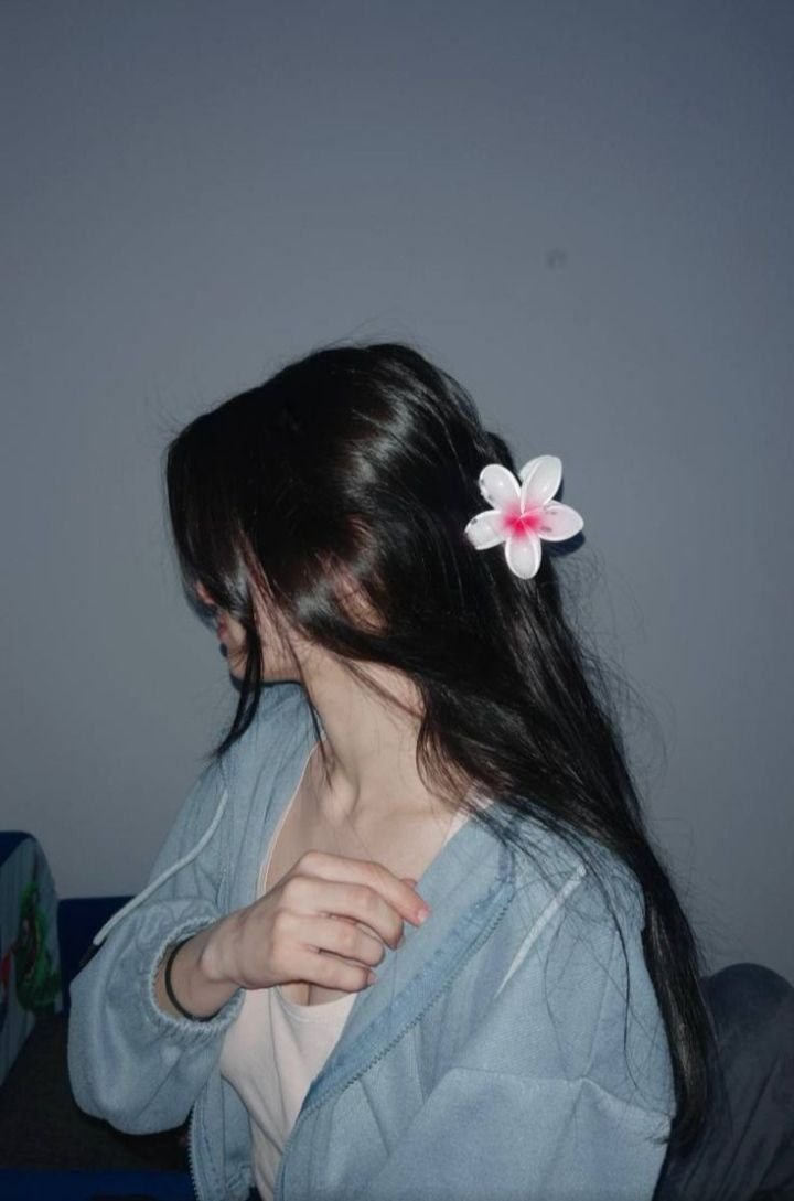 Hidden face Girl Pic for Instagram 2