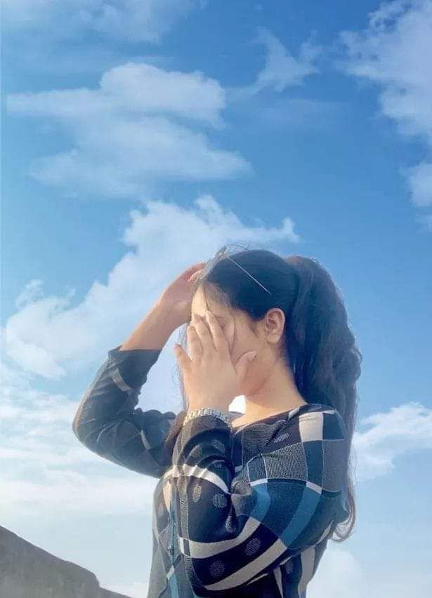 Stylish girl pic hiding face