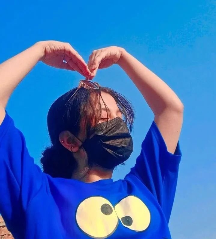 Stylish girl pic hiding face 5